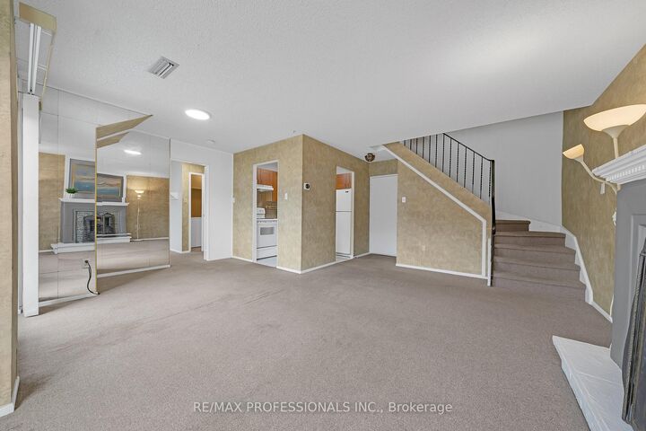 Property Photo: 2001 Bonnymede Drive 116 ON L5J 4H8