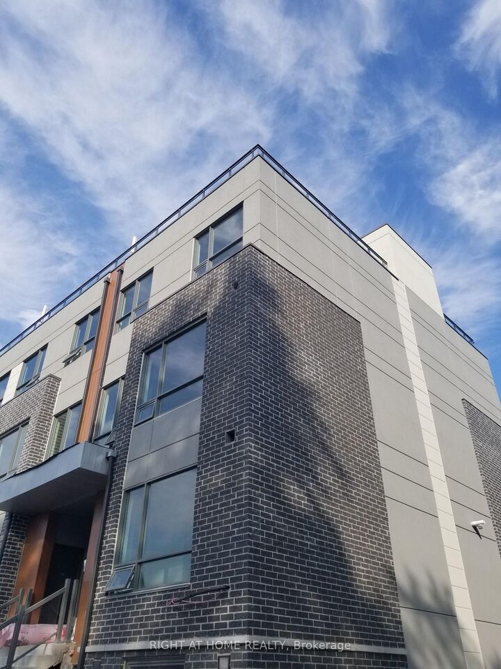 Property Photo: 650 Atwater Avenue 3 ON L5G 0B6