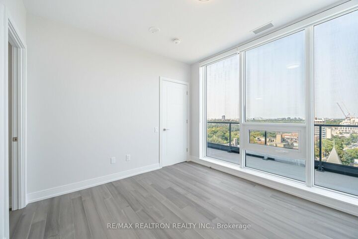 Property Photo:  2525 Bathurst Street 1305  ON M6B 2Y9 