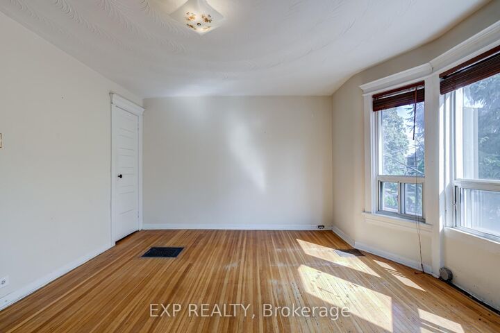 Property Photo:  196 Beatrice Street 2nd &Amp 3rd  ON M6G 3G1 