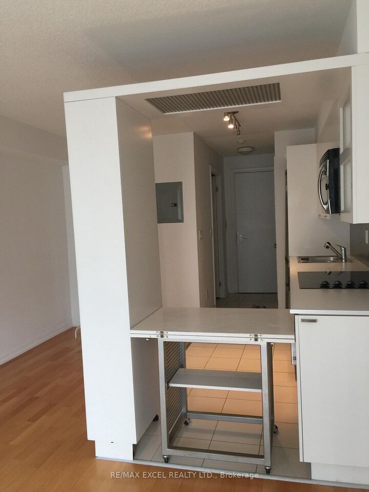 Property Photo:  111 Elizabeth Street 929  ON M5G 1P7 