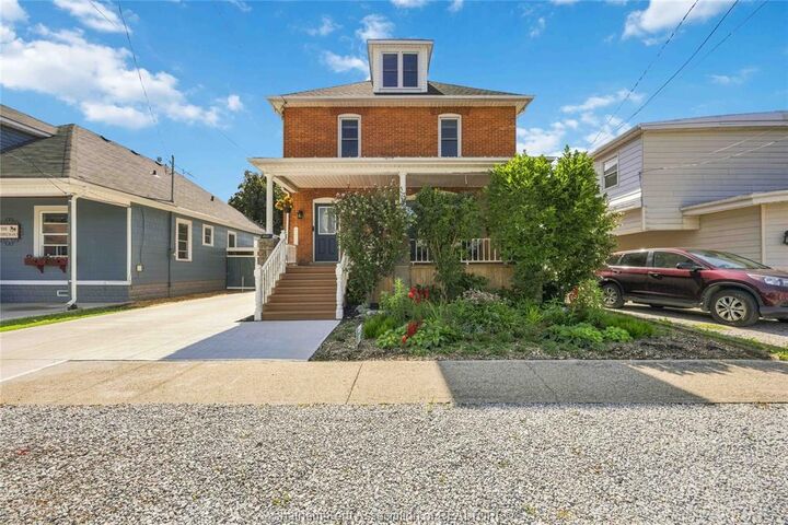1033 James Street — photo 1