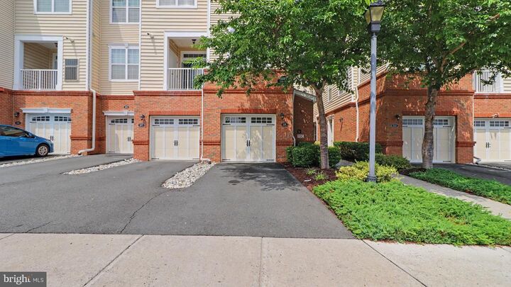 Property Photo: 43031 Foxtrail Woods Terrace 106 VA 20148