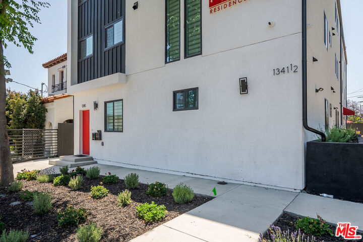 Property Photo:  1341 N Mariposa Ave  CA 90027 