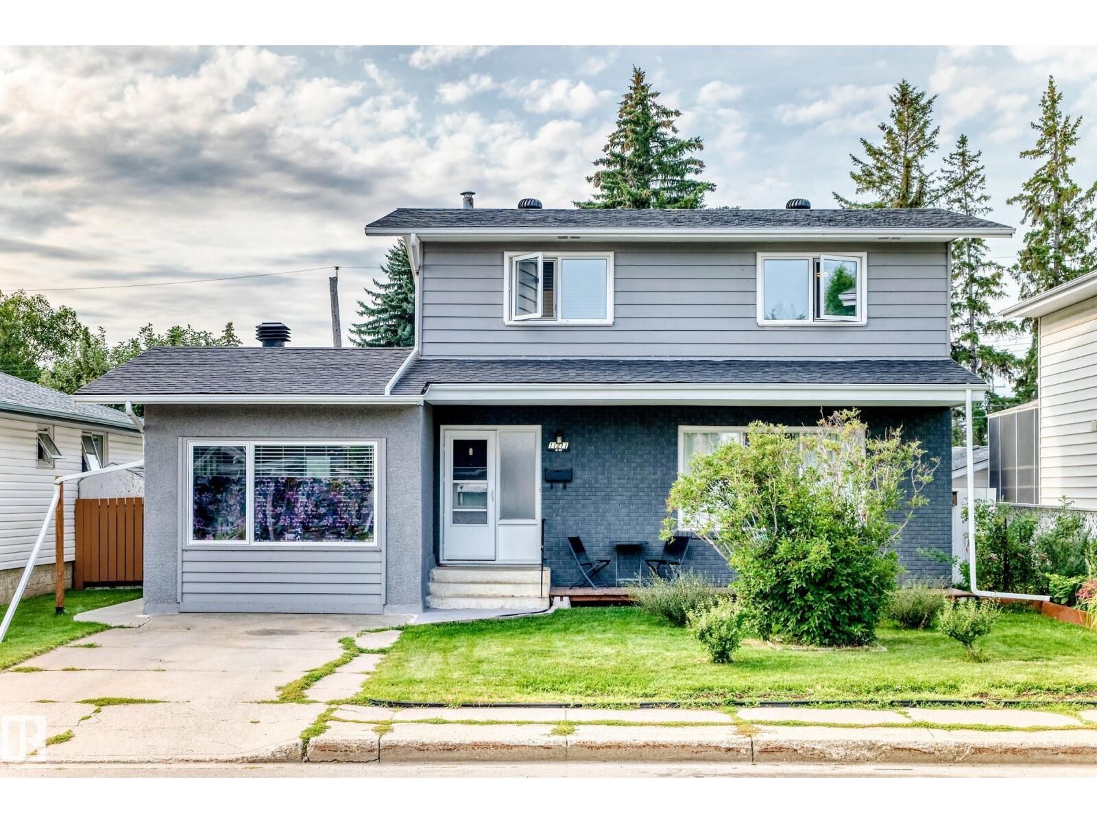 Property Photo:  11211 40 Av NW  AB T6J 0P9 