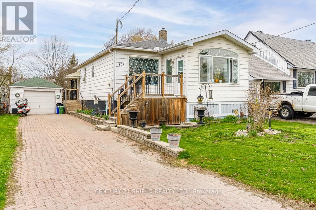 Property Photo:  803 Leonard Avenue East  ON K6J 1L5 