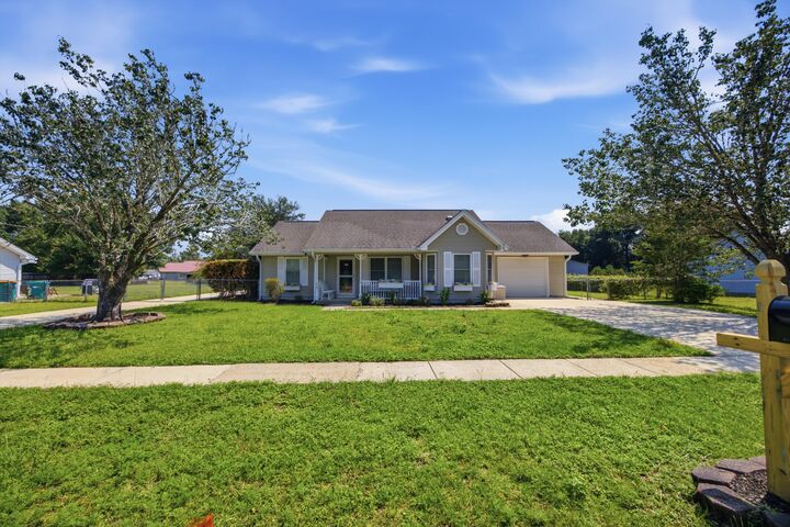 Property Photo: 220 W Walker Circle FL 32539