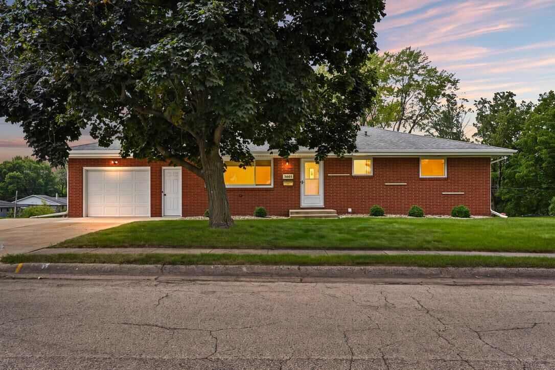 Property Photo:  3005 Oak Crest Drive  IA 52001 