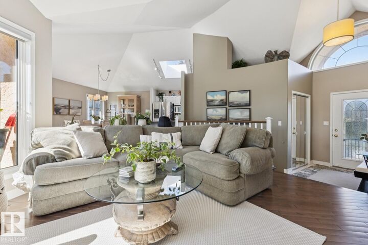 Property Photo: 11809 9B Avenue NW 8 AB T6J 7B6