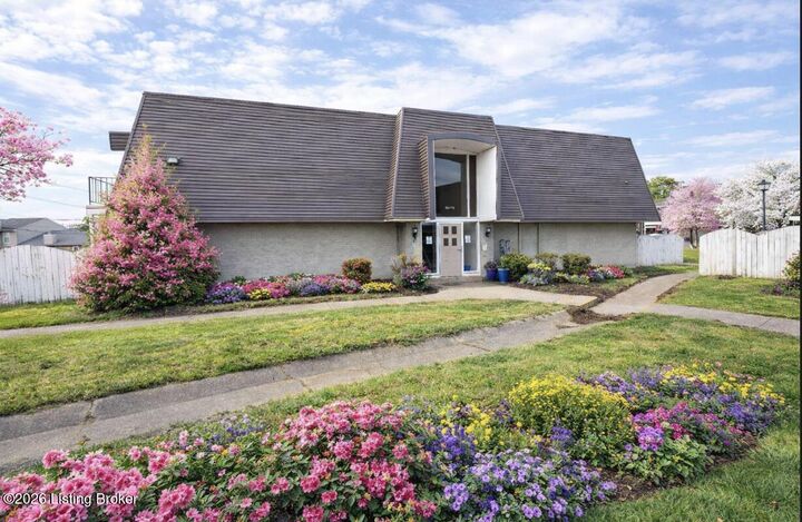 Property Photo: 707 La Fontenay Ct KY 40223