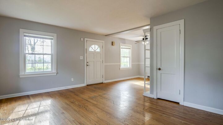 Property Photo: 309 S Hubbards Ln KY 40207