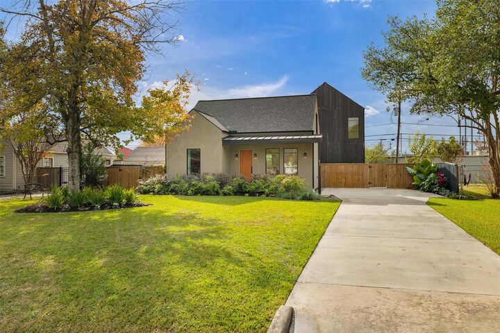 Property Photo:  419 W 30th Street  TX 77018 