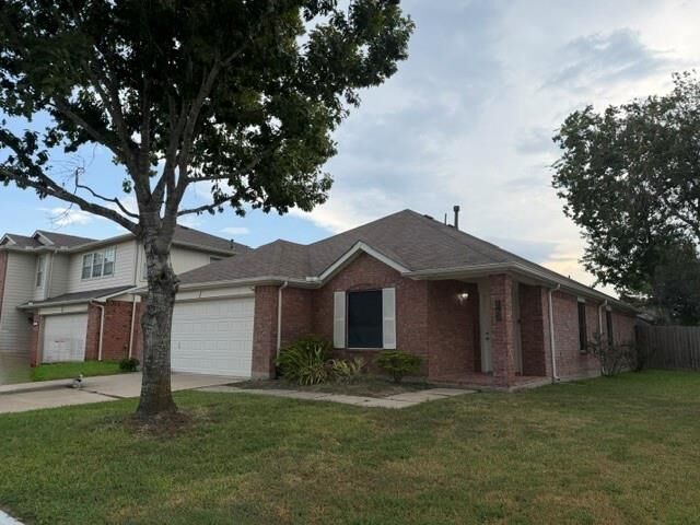 Property Photo: 3411 N Wheatstalk Lane TX 77581
