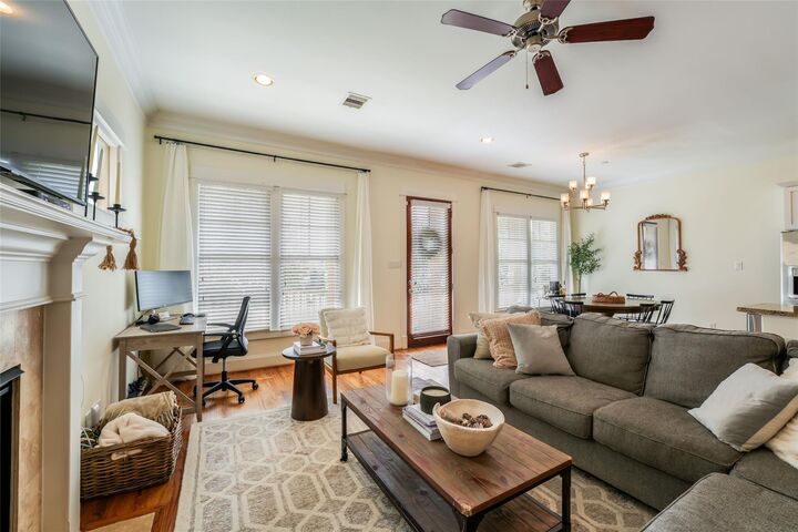 Property Photo: 1301 W 25th Street B TX 77008