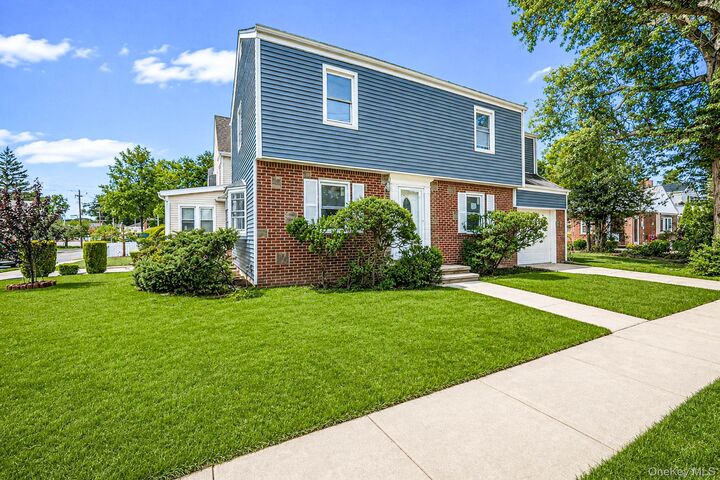 Property Photo:  1 Hudson Court  NY 11563 
