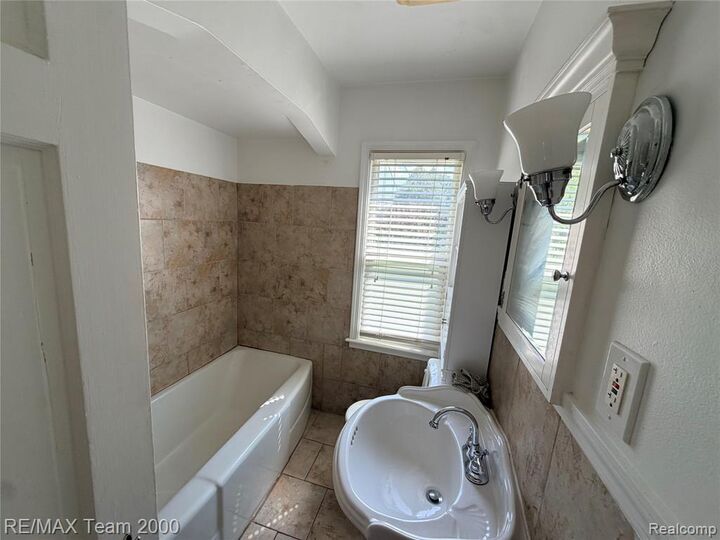 Property Photo:  23011 Oak Street  MI 48128 1366 