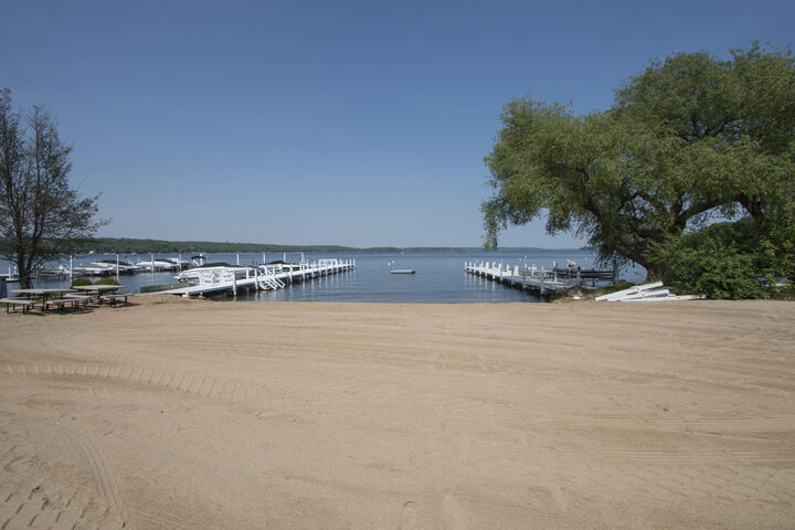Property Photo:  962 Shabbona Dr  WI 53125 