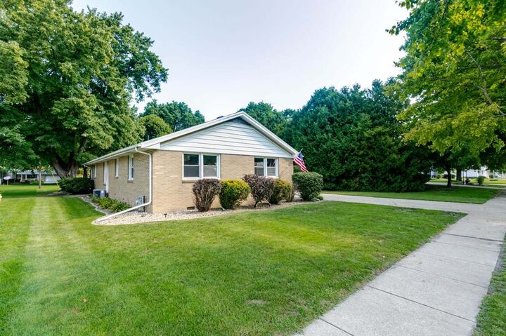 Property Photo:  104 E Washington Drive  IL 61752 