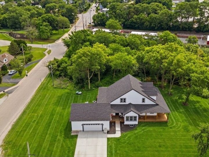 Property Photo:  1640 Daviess Avenue  IL 60441 