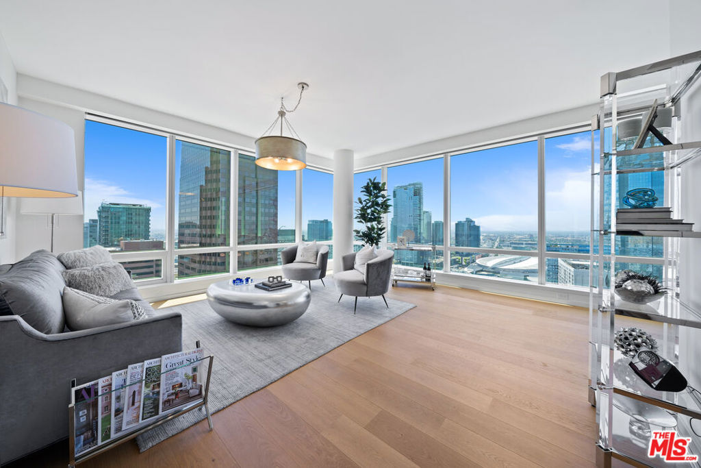 Property Photo:  877 Francisco Street 2609  CA 90017 