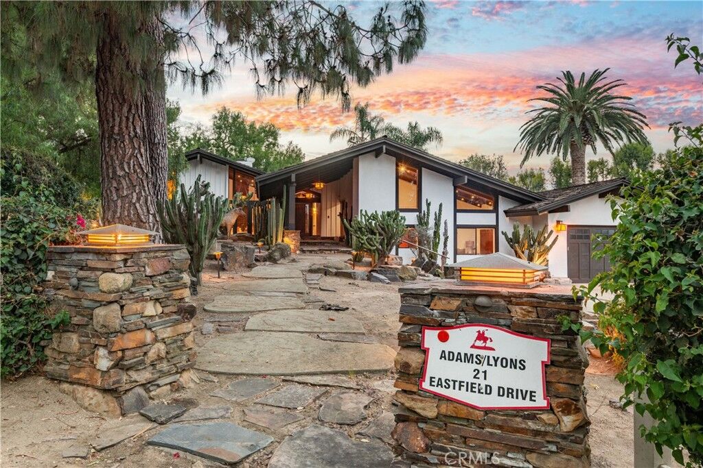 Property Photo:  21 Eastfield  CA 90274 