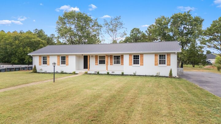 Property Photo: 813 Brookhaven Cir TN 37160