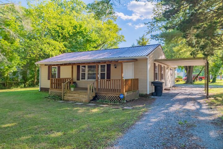 Property Photo:  200 Gentry St  TN 37388 