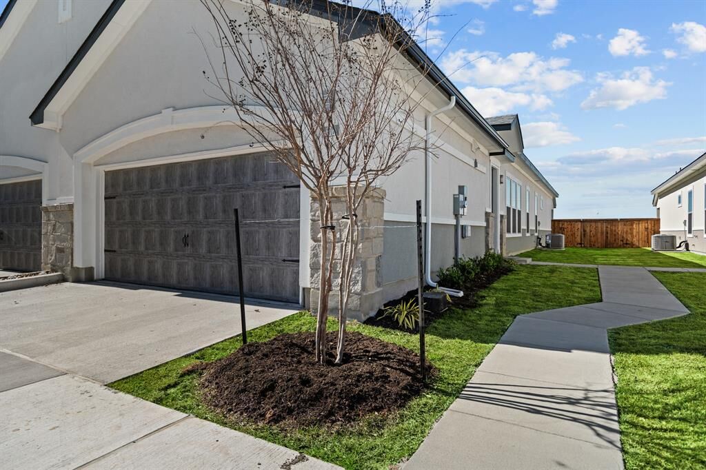 Property Photo:  4770 N Luxe Lane 304B  TX 76207 