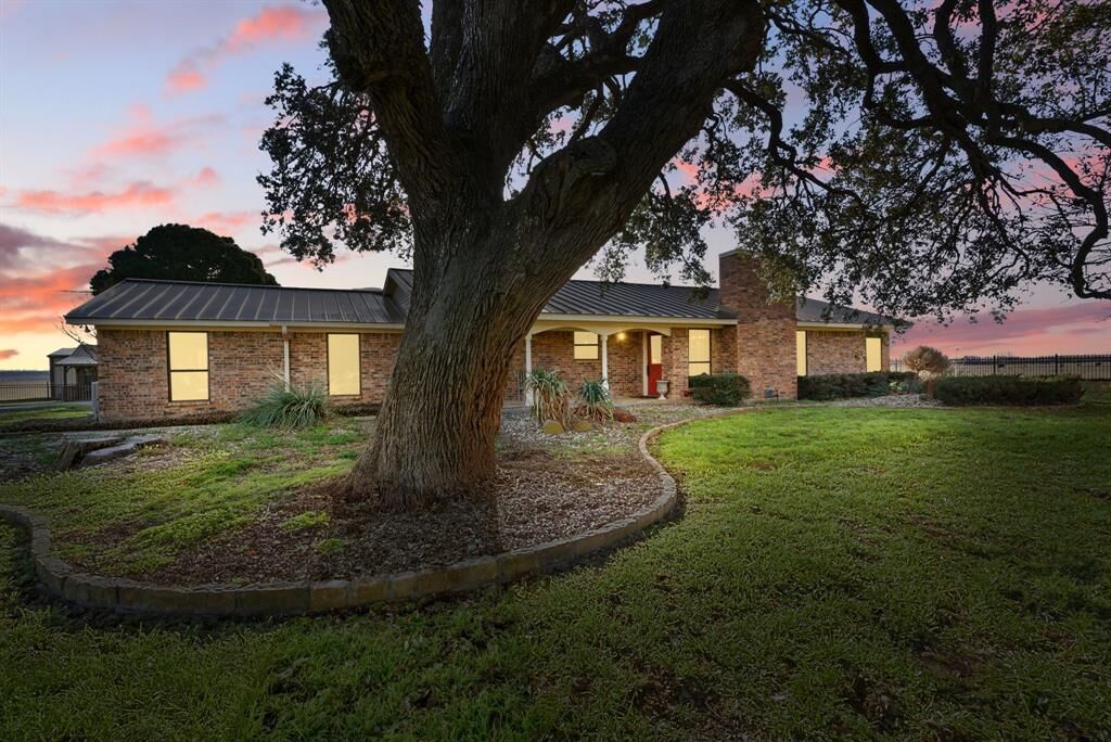 Property Photo:  401 Hubbard Lane  TX 76462 