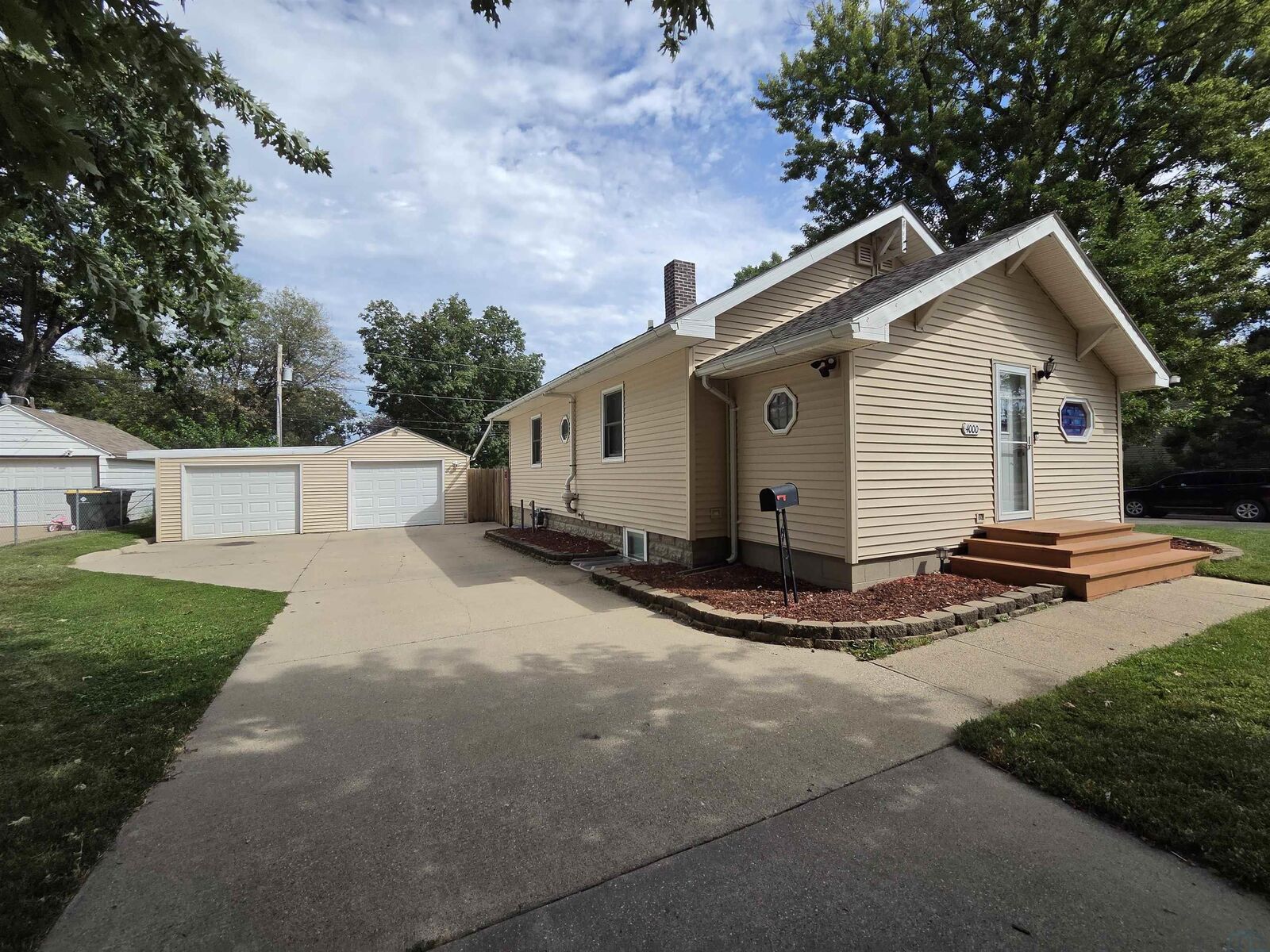 Property Photo: 4000 Jefferson St. IA 51108