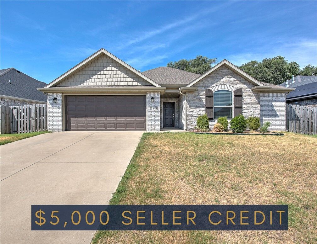 Property Photo:  818 Copper Street  AR 72745 