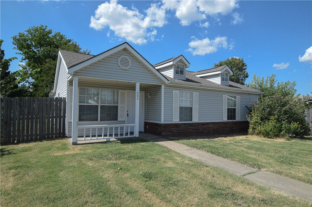Property Photo:  203 SE 16th Street  AR 72712 