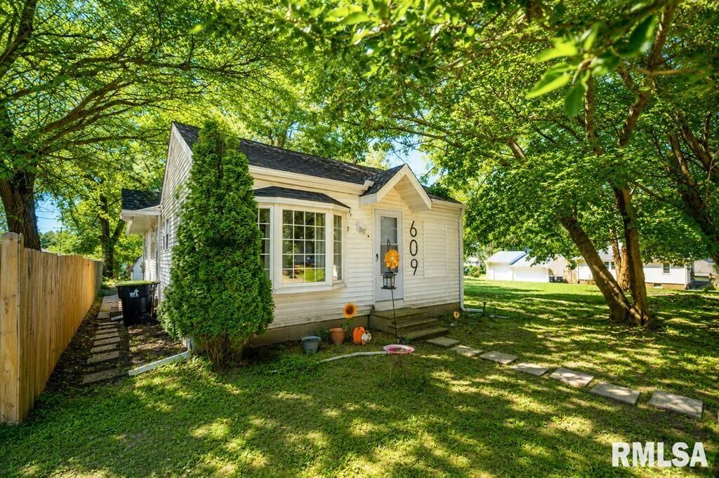 Property Photo:  609 S Stewart Street  IL 61610 