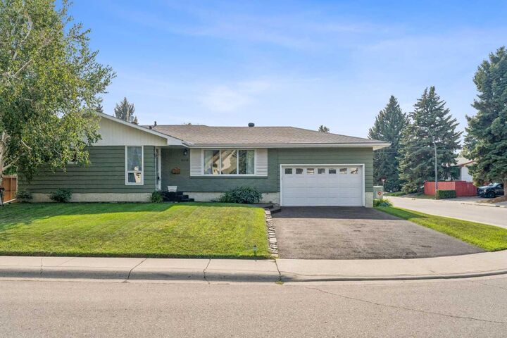 Photo de la propriété:  10719 Mapleshire Crescent SE  AB T2J 1Z1 
