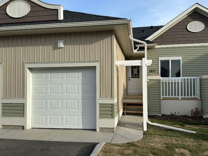 Property Photo:  1103 Clover Close  AB T0M 0N0 