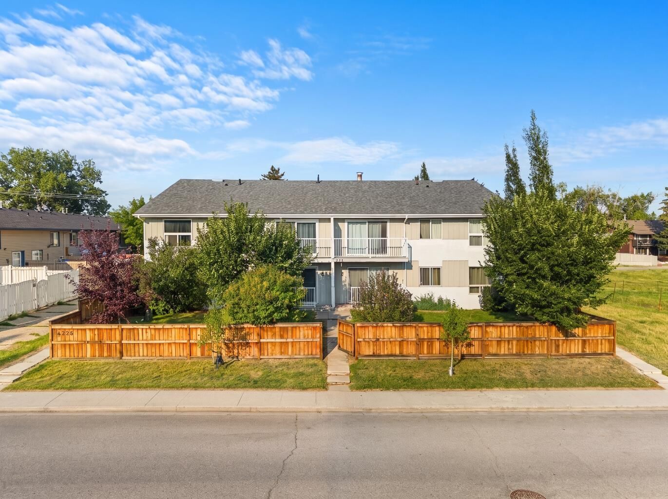 Property Photo: 4328 75 Street NW 5 AB T3B 2M8