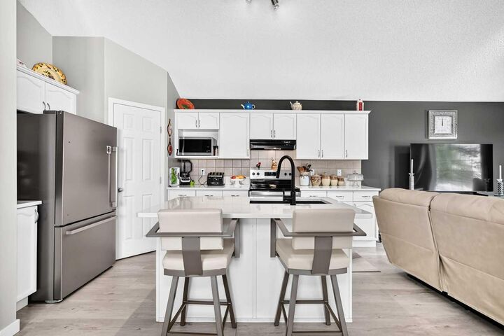 Property Photo:  64 Cimarron Grove Close  AB T1S 2L7 