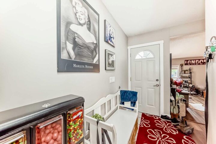 Property Photo:  20 Deermont Way SE  AB T2J 5P3 