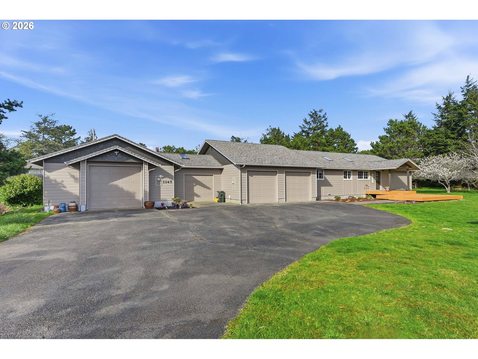 Property Photo: 1345 Sanford St OR 97420