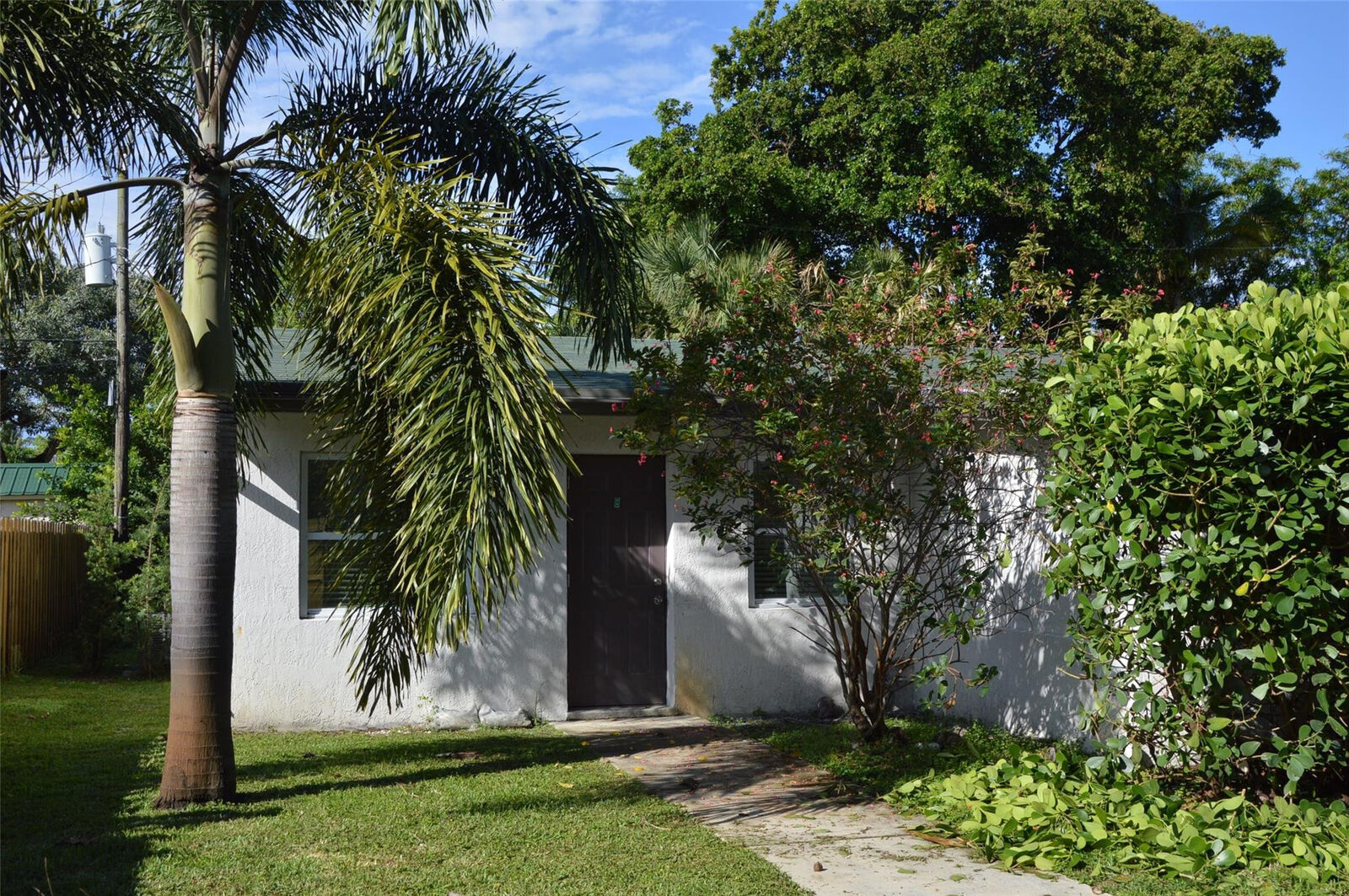 Property Photo:  823 NE 14th Court  FL 33304 
