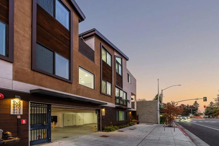 Property Photo:  920 Woodside Road  CA 94061 