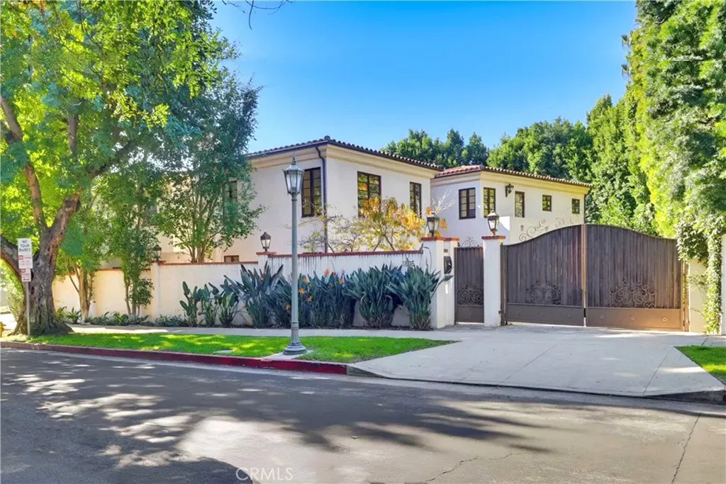 Property Photo:  1805 Outpost Dr  CA 90068 