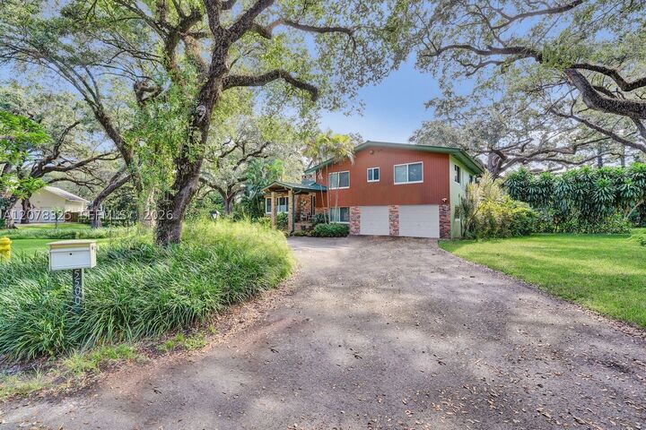 Property Photo: 5500 Woodland Ln FL 33312