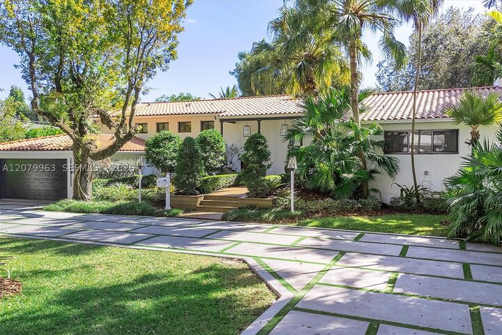 Property Photo:  652 NE 105th St  FL 33138 