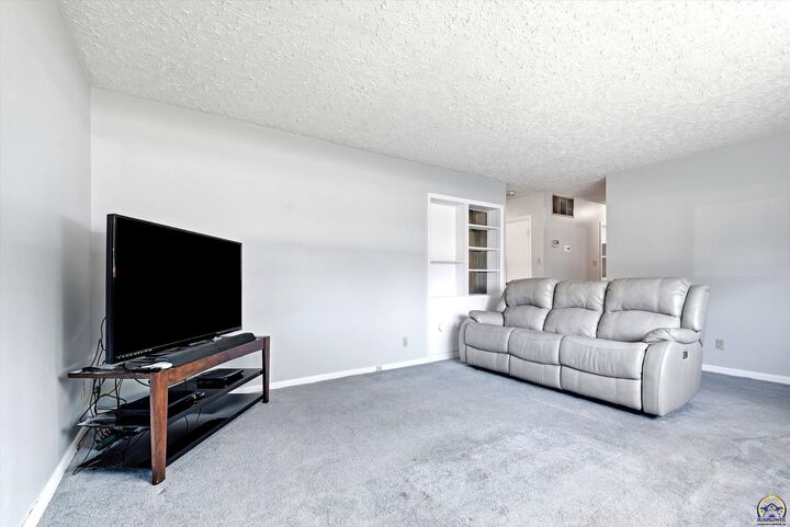 Property Photo:  5512 SW 18th St  KS 66604 