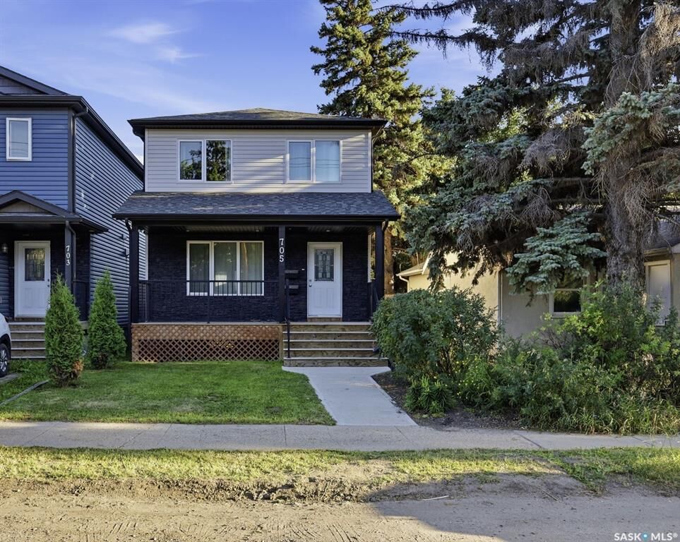 Property Photo: 705 33rd Street W SK S7L 0W2