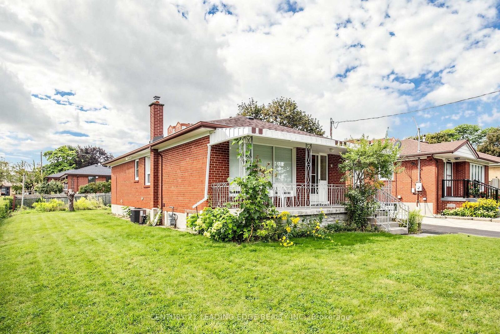 Photo de la propriété:  15 Maretta Avenue Upper  ON M1K 3X8 