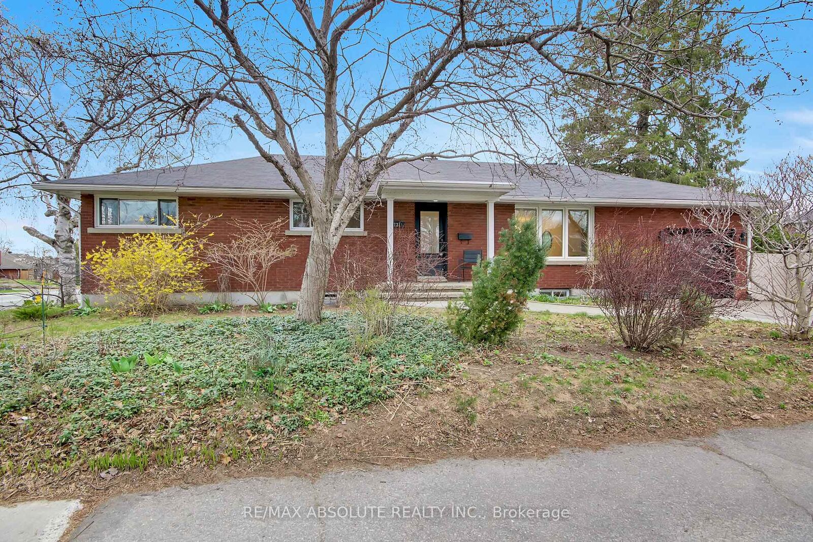 Property Photo:  731 Dovercourt Avenue  ON K2A 0W9 