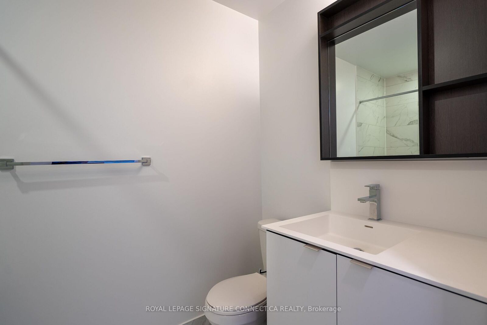 Property Photo:  4065 Confederation Parkway 409  ON L5B 0L4 