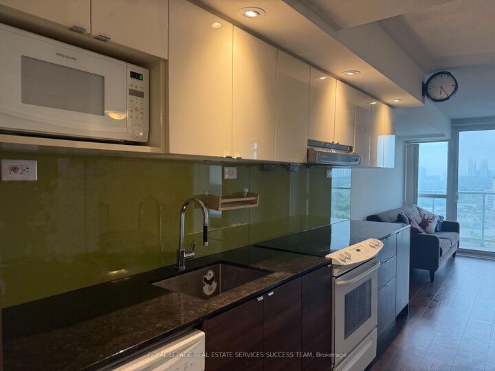 Property Photo:  121 McMahon Drive 1705  ON M2K 2X9 